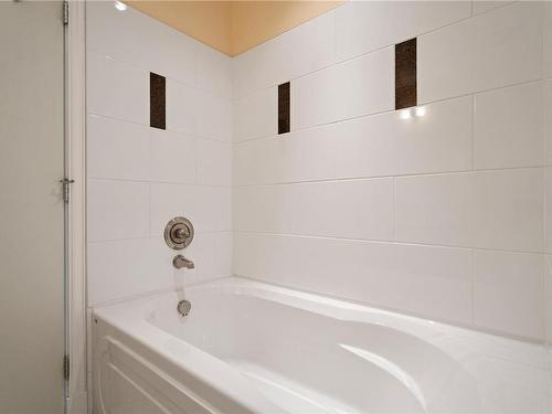 408-1325 Bear Mountain Pkwy, Langford, BC - Indoor Photo Showing Bathroom