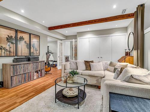 100 Three Valleys Dr, Toronto, ON - Indoor Photo Showing Living Room