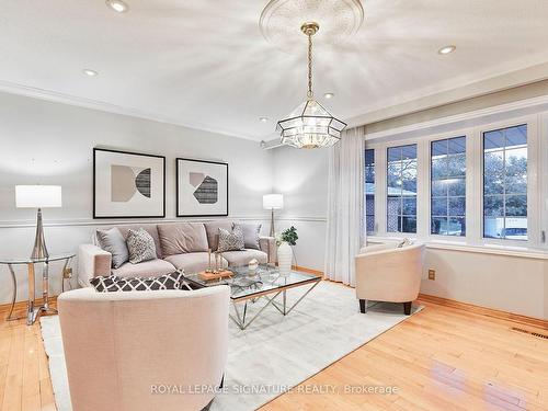 20 Eaglewing Crt, Toronto, ON - Indoor Photo Showing Living Room