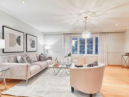 20 Eaglewing Crt, Toronto, ON - Indoor Photo Showing Living Room