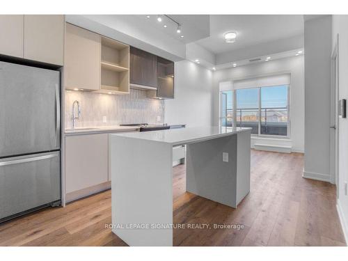 211-395 Dundas St W, Oakville, ON - Indoor Photo Showing Kitchen With Upgraded Kitchen