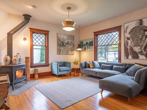 205 Fifth Street, Revelstoke, BC - Indoor Photo Showing Living Room