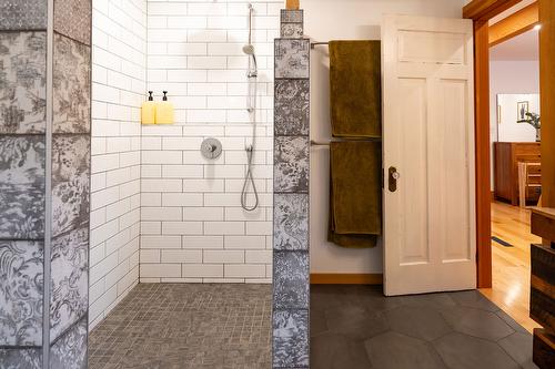 205 Fifth Street, Revelstoke, BC - Indoor Photo Showing Bathroom