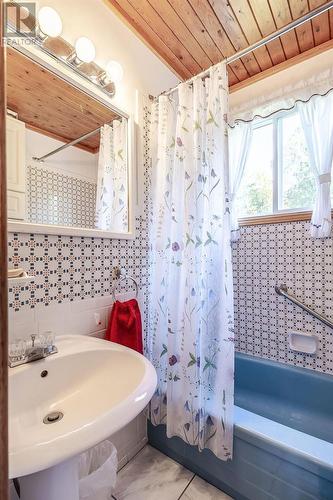 8 Walker Ln, Huron Shores, ON - Indoor Photo Showing Bathroom