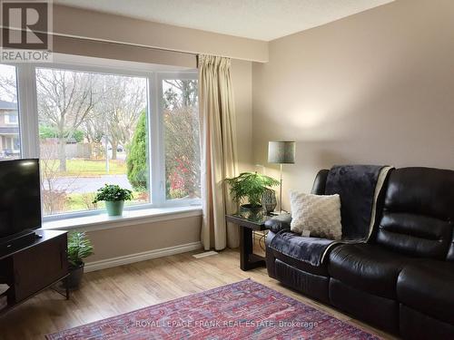 603 Bradley Drive, Whitby (Pringle Creek), ON - Indoor Photo Showing Living Room