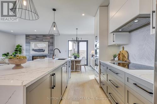 136 Winlow Way, Middlesex Centre (Kilworth), ON - Indoor Photo Showing Kitchen With Upgraded Kitchen