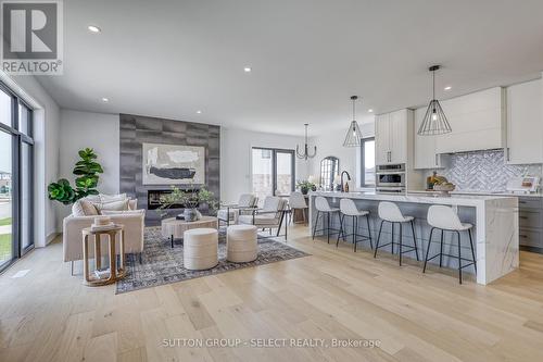 136 Winlow Way, Middlesex Centre (Kilworth), ON - Indoor Photo Showing Kitchen With Upgraded Kitchen