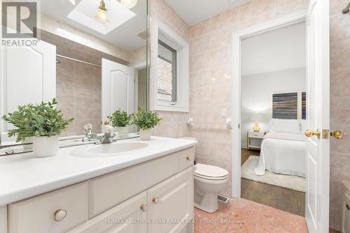 133 Alfred Avenue, Toronto, ON - Indoor Photo Showing Bathroom