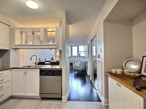 Uph109-797 Don Mills Rd, Toronto, ON - Indoor Photo Showing Kitchen With Double Sink