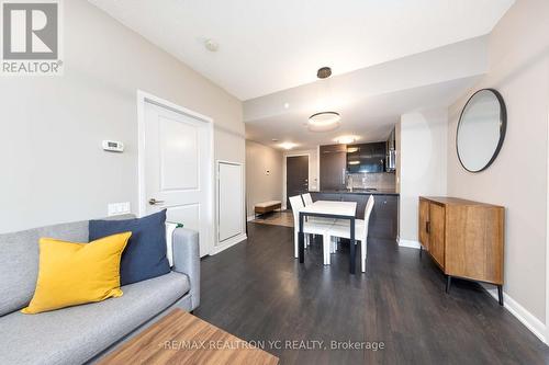 301 - 5168 Yonge Street, Toronto, ON - Indoor Photo Showing Living Room