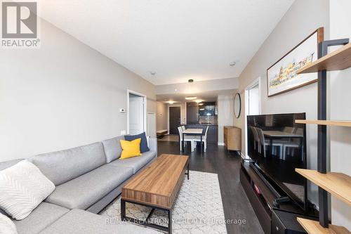 301 - 5168 Yonge Street, Toronto, ON - Indoor Photo Showing Living Room