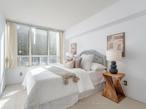 1002-7 Bishop Ave, Toronto, ON - Indoor Photo Showing Bedroom