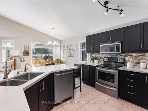 130 Mainprize Cres, East Gwillimbury, ON - Indoor Photo Showing Kitchen With Stainless Steel Kitchen With Double Sink With Upgraded Kitchen