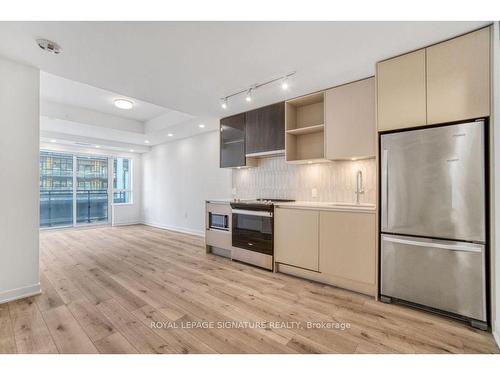 418-395 Dundas St W, Oakville, ON - Indoor Photo Showing Kitchen With Stainless Steel Kitchen With Upgraded Kitchen