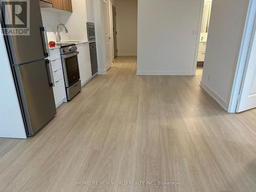 B802 - 50 Upper Mall Way, Vaughan, ON - Indoor Photo Showing Kitchen