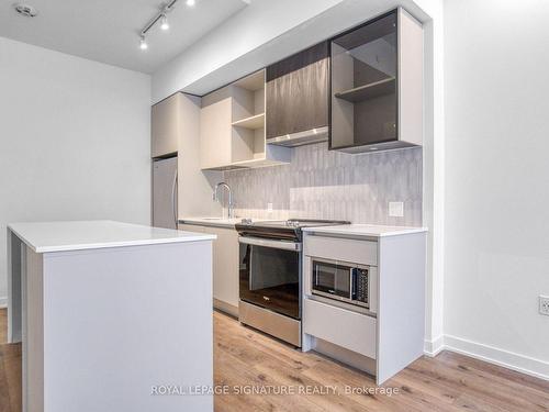 222-395 Dundas St W, Oakville, ON - Indoor Photo Showing Kitchen