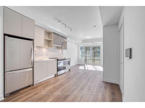 620-395 Dundas St W, Oakville, ON - Indoor Photo Showing Kitchen