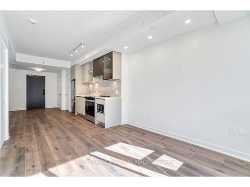 620-395 Dundas St W, Oakville, ON - Indoor Photo Showing Kitchen