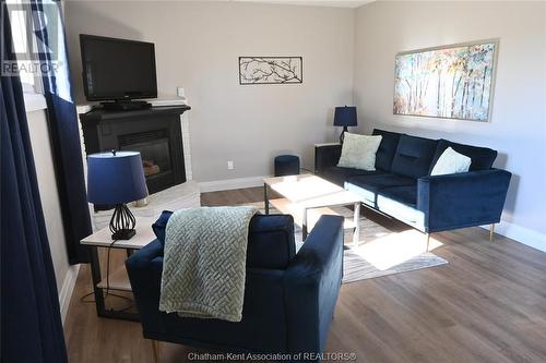 1127 James Crescent, Dresden, ON - Indoor Photo Showing Living Room