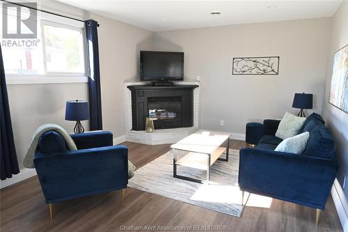 1127 James Crescent, Dresden, ON - Indoor Photo Showing Living Room With Fireplace