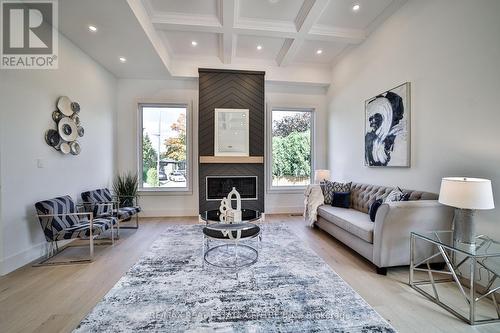 1372 Wren Avenue, Oakville, ON - Indoor Photo Showing Living Room