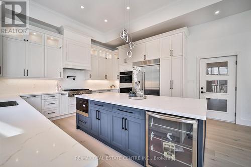 1372 Wren Avenue, Oakville, ON - Indoor Photo Showing Kitchen With Upgraded Kitchen