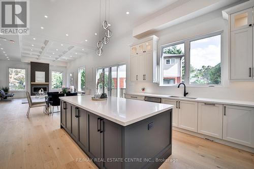 1372 Wren Avenue, Oakville, ON - Indoor Photo Showing Kitchen With Upgraded Kitchen