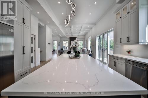 1372 Wren Avenue, Oakville, ON - Indoor Photo Showing Kitchen With Upgraded Kitchen