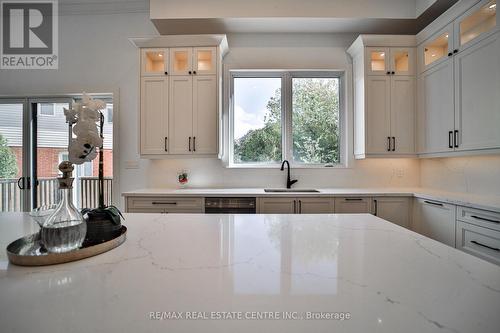 1372 Wren Avenue, Oakville, ON - Indoor Photo Showing Kitchen