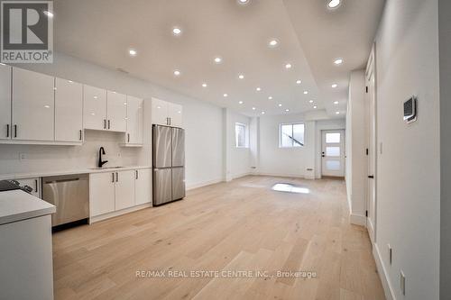 1372 Wren Avenue, Oakville, ON - Indoor Photo Showing Kitchen With Upgraded Kitchen