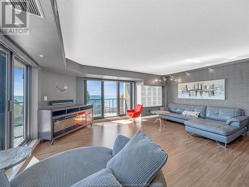 109 Robson Road Unit# 504, Leamington, ON - Indoor Photo Showing Living Room