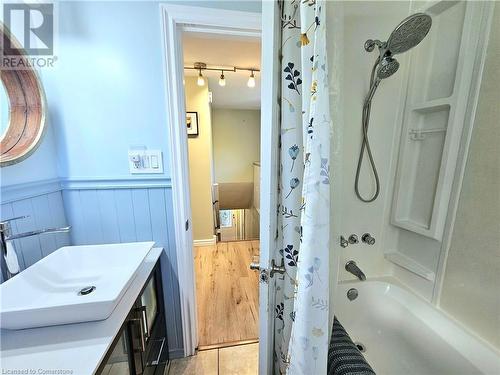 2 Fisher Mills Road, Cambridge, ON - Indoor Photo Showing Bathroom