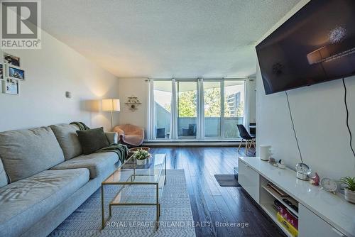 201 - 1105 Jalna Boulevard, London, ON - Indoor Photo Showing Living Room