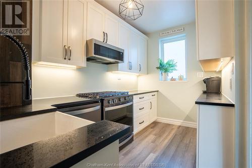 69 Amelia Street, Chatham, ON - Indoor Photo Showing Kitchen With Upgraded Kitchen