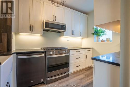 69 Amelia Street, Chatham, ON - Indoor Photo Showing Kitchen With Upgraded Kitchen