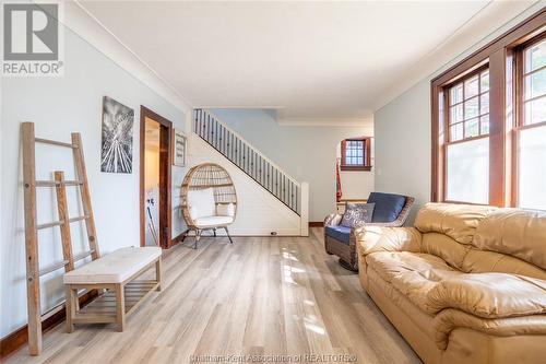 69 Amelia Street, Chatham, ON - Indoor Photo Showing Living Room