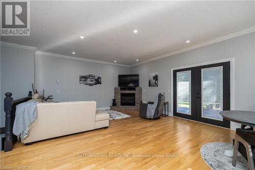 170 Lakeshore Road, Georgian Bluffs, ON - Indoor Photo Showing Living Room