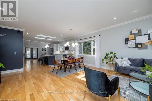 170 Lakeshore Road, Georgian Bluffs, ON - Indoor Photo Showing Living Room