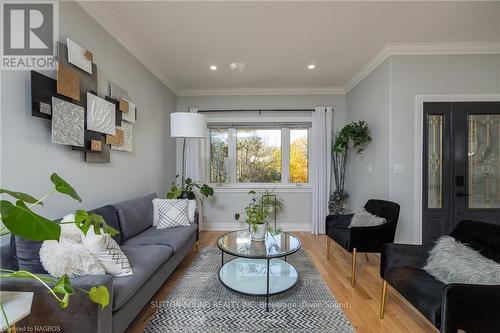 170 Lakeshore Road, Georgian Bluffs, ON - Indoor Photo Showing Living Room