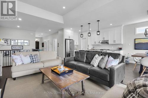 95 Brooker Trail, Thames Centre (Thorndale), ON - Indoor Photo Showing Living Room