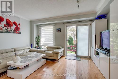 33 Lodgeway Drive, Vaughan, ON - Indoor Photo Showing Living Room