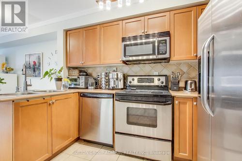 33 Lodgeway Drive, Vaughan, ON - Indoor Photo Showing Kitchen With Double Sink