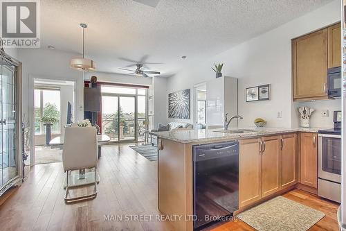 320 - 111 Civic Square Gate W, Aurora, ON - Indoor Photo Showing Kitchen With Stainless Steel Kitchen