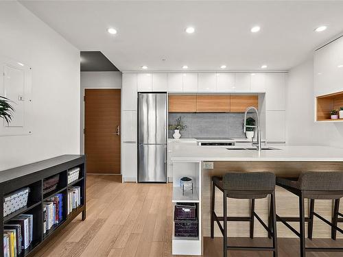 903-989 Johnson St, Victoria, BC - Indoor Photo Showing Kitchen