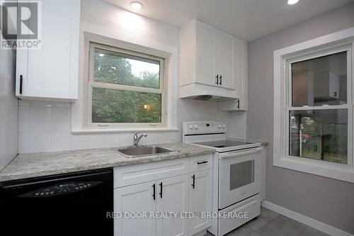 Kitchen - 718 Leroy Avenue, London, ON - Indoor Photo Showing Kitchen