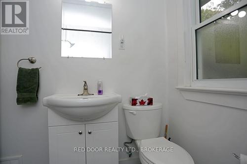 Main Floor Bathroom - 718 Leroy Avenue, London, ON - Indoor Photo Showing Bathroom