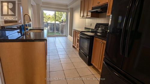 24 - 2511 Boros Road, Burlington, ON - Indoor Photo Showing Kitchen