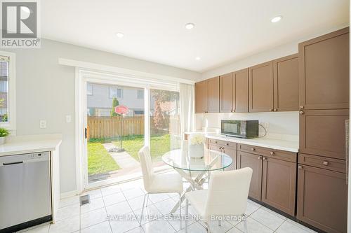 30 Worthington Avenue, Brampton, ON - Indoor Photo Showing Kitchen