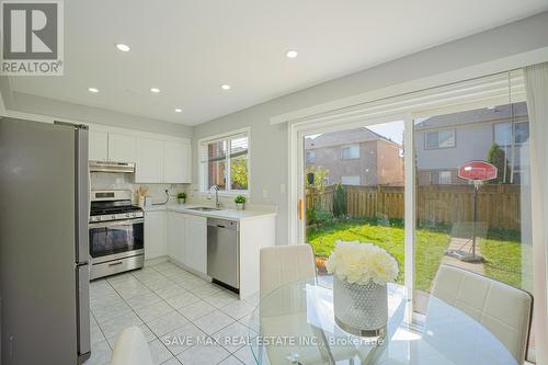 30 Worthington Avenue, Brampton, ON - Indoor Photo Showing Kitchen