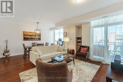 1005 - 360 Pearl Street, Burlington, ON - Indoor Photo Showing Living Room